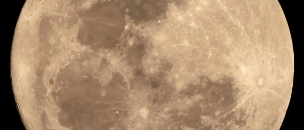 La pleine lune dans un ciel nocturne