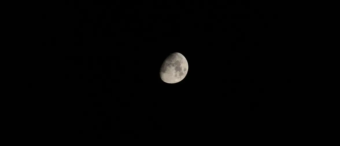 Croissant de lune sombre dans un ciel d'encre