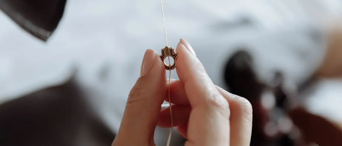 Une main de Fatma (khamsa), amulette de protection
