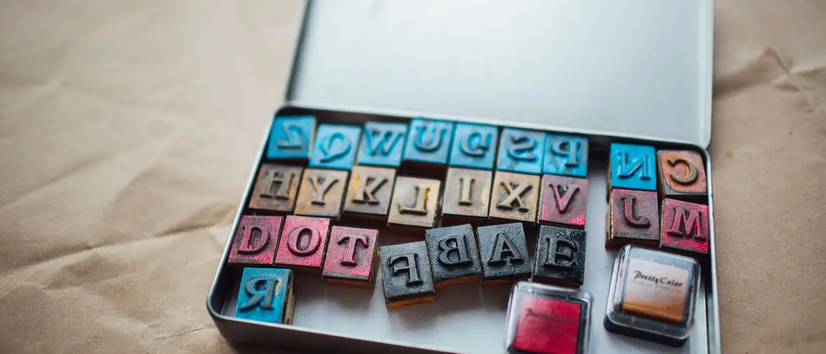 Lettres gravées et chiffres évoquant le calcul numérologique d’un nom de famille