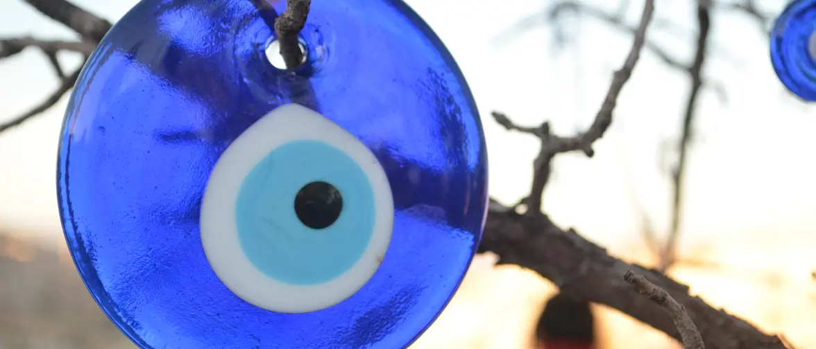 Un oeil turc (nazar), perle de verre bleue