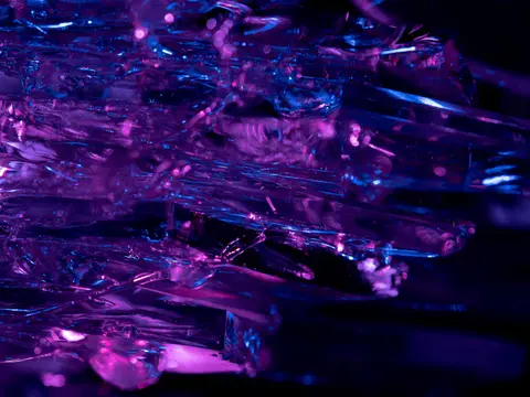 Pierres sombres et violettes posées près d'un lit, ambiance nocturne