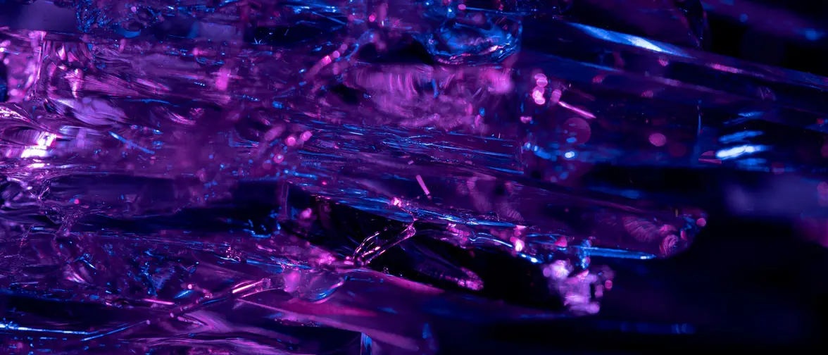 Pierres sombres et violettes posées près d'un lit, ambiance nocturne