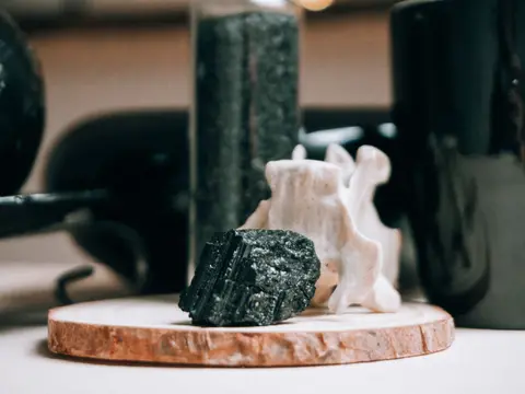 Tourmaline noire et pierres sombres d'ancrage