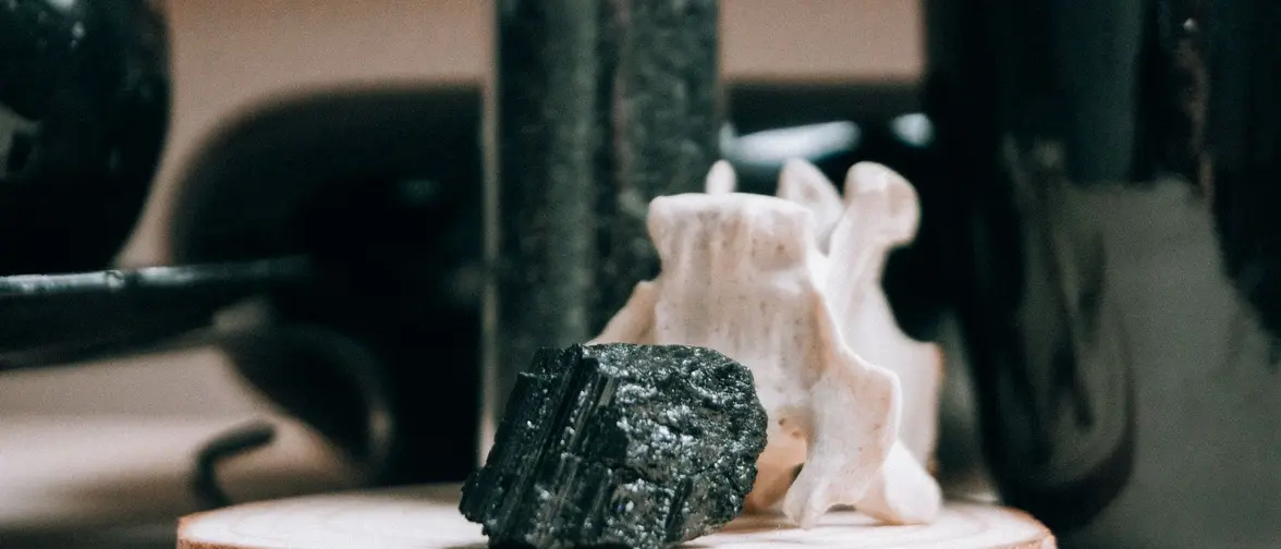 Tourmaline noire et pierres sombres d'ancrage