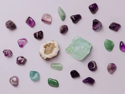 Pierres colorées associées aux mois de naissance