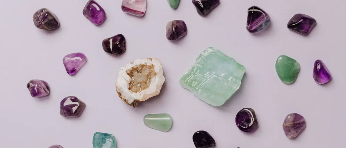 Pierres colorées associées aux mois de naissance