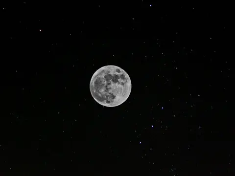 Pleine lune brillante dans un ciel nocturne
