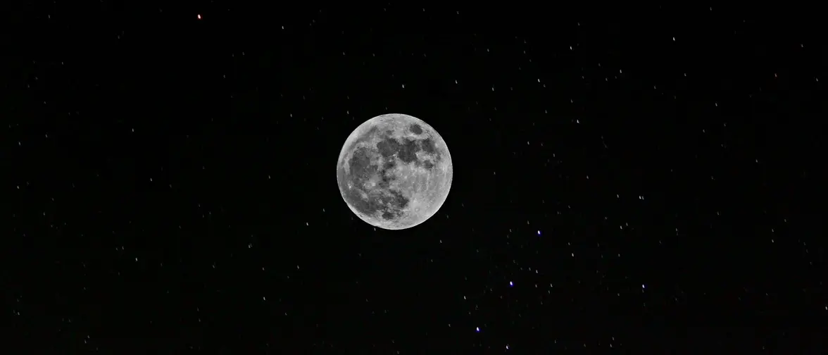 Pleine lune brillante dans un ciel nocturne
