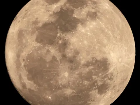 Pleine lune claire dans un ciel de nuit