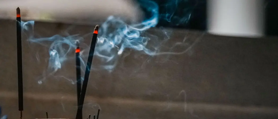 De la fumee d encens s elevant d un brule-parfum