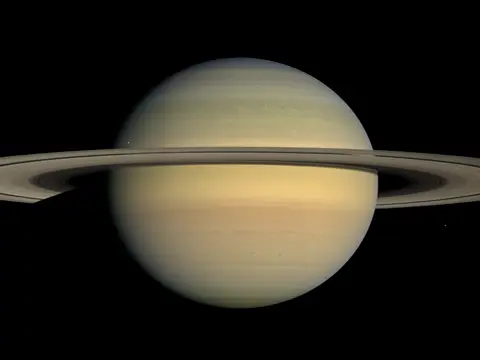 La planète Saturne et ses anneaux photographiés sur fond noir