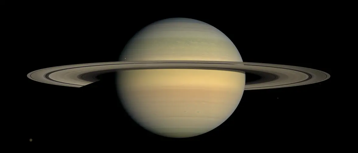 La planète Saturne et ses anneaux photographiés sur fond noir