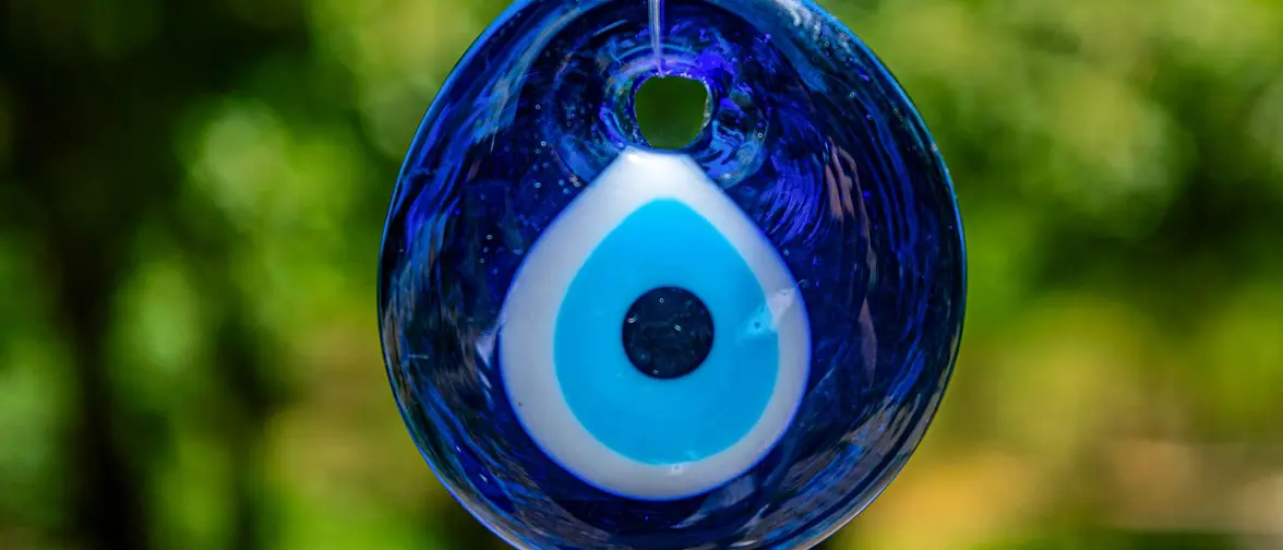 Une amulette œil turc, symbole de protection traditionnel