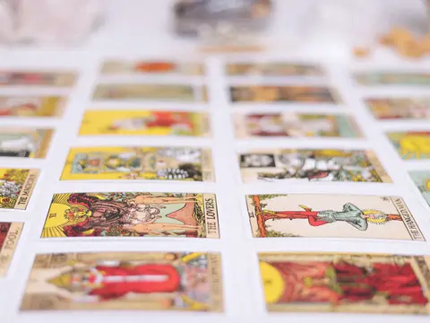 Un jeu de cartes de tarot et d'oracle