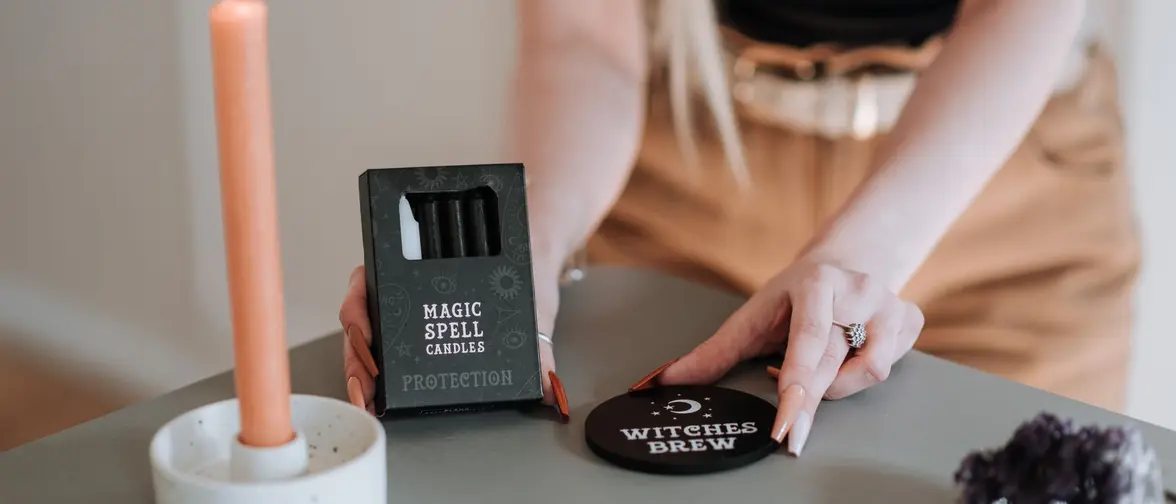 Autel wiccan avec bougies et éléments naturels