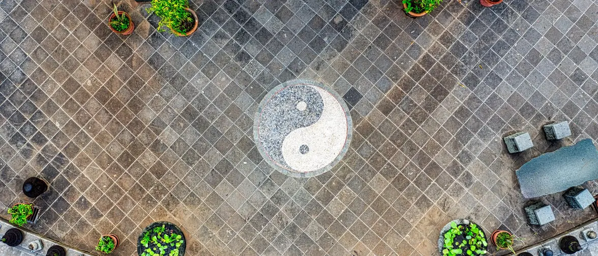 Symbole du yin et du yang dessiné dans le sable